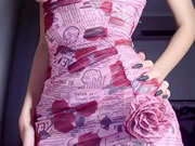 فتاة ذات صدر مثالي