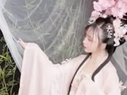 فتاة صينية لطيفة تلتقط الصور